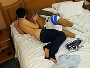 Brazilian power-fucker Alexsander Freitas makes the petite guy take up with the tongue his sneakers, his athletic frame dwarfing little Kyler anal sex
